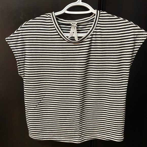Tops - 3 for 30$ 🧞‍♀️🧞‍♀️🧞‍♀️Striped T-Shirt
